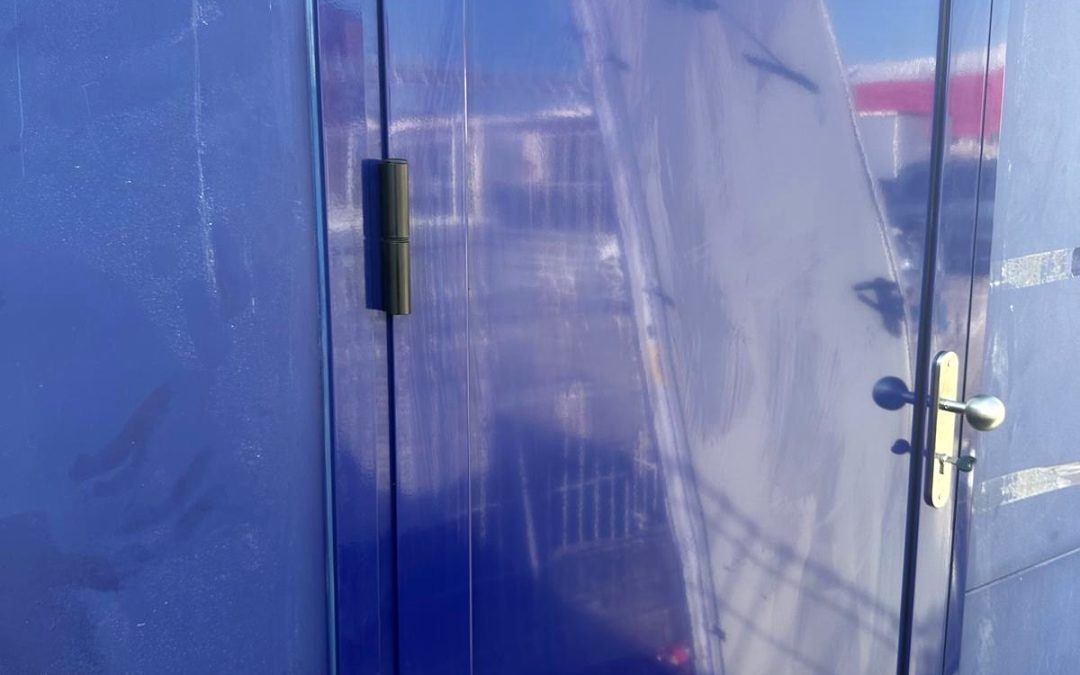 Puerta metálica y cerramientos